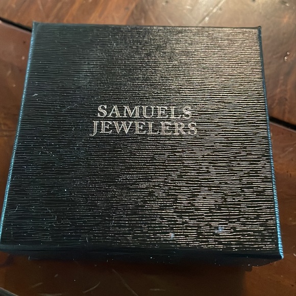 Amethyst colored earrings - Picture 2 of 2